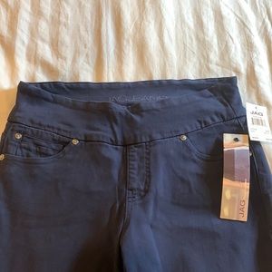 Jag. Dark Blue. Stretchy demin. Size 6. Classic Fit. Capri- length.